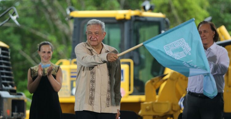 MEX1959.LÁZARO CARDENAS(MÉXICO),01/06/2020.- El presidente de México, Andrés Manuel López Obrador, durante el banderazo de inicio de obras del tramo 4 Izamal-Cancún hoy lunes en la comunidad de El Ideal municipio de Lázaro Cardenas estado de Quintana Roo (México). El presidente de México, Andrés Manuel López Obrador, ha dado este lunes el banderazo al inicio de las obras de construcción del Tren Maya, uno de sus proyectos insignia, entre la reapertura económica y social tras la pandemia de la COVID-19 y el rechazo de comunidades indígenas. EFE/Alonso Cupul