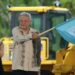 MEX1959.LÁZARO CARDENAS(MÉXICO),01/06/2020.- El presidente de México, Andrés Manuel López Obrador, durante el banderazo de inicio de obras del tramo 4 Izamal-Cancún hoy lunes en la comunidad de El Ideal municipio de Lázaro Cardenas estado de Quintana Roo (México). El presidente de México, Andrés Manuel López Obrador, ha dado este lunes el banderazo al inicio de las obras de construcción del Tren Maya, uno de sus proyectos insignia, entre la reapertura económica y social tras la pandemia de la COVID-19 y el rechazo de comunidades indígenas. EFE/Alonso Cupul