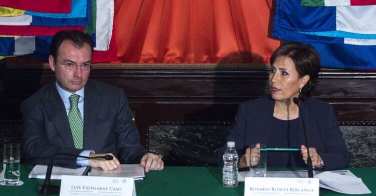 MÉXICO, D.F., 29JULIO2013.- Luis Videgaray, Secretario de Hacienda y Crédito Publicó junto a Rosario Robles, Secretaria de Desarrollo Social durante la conferencia que realizaron en Palacio Nacional.
FOTO: ENRIQUE ORDÓÑEZ /CUARTOSCURO.COM