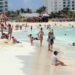 Cancún, 1 de Agosto.- Playa Gaviota Azul esta mañana se observó libre de sargazo, lo que permitió que los turistas que se encuentran vacacionando en el destino turístico pudieran disfrutar de todos los atractivos que ofrece el Caribe Mexicano.